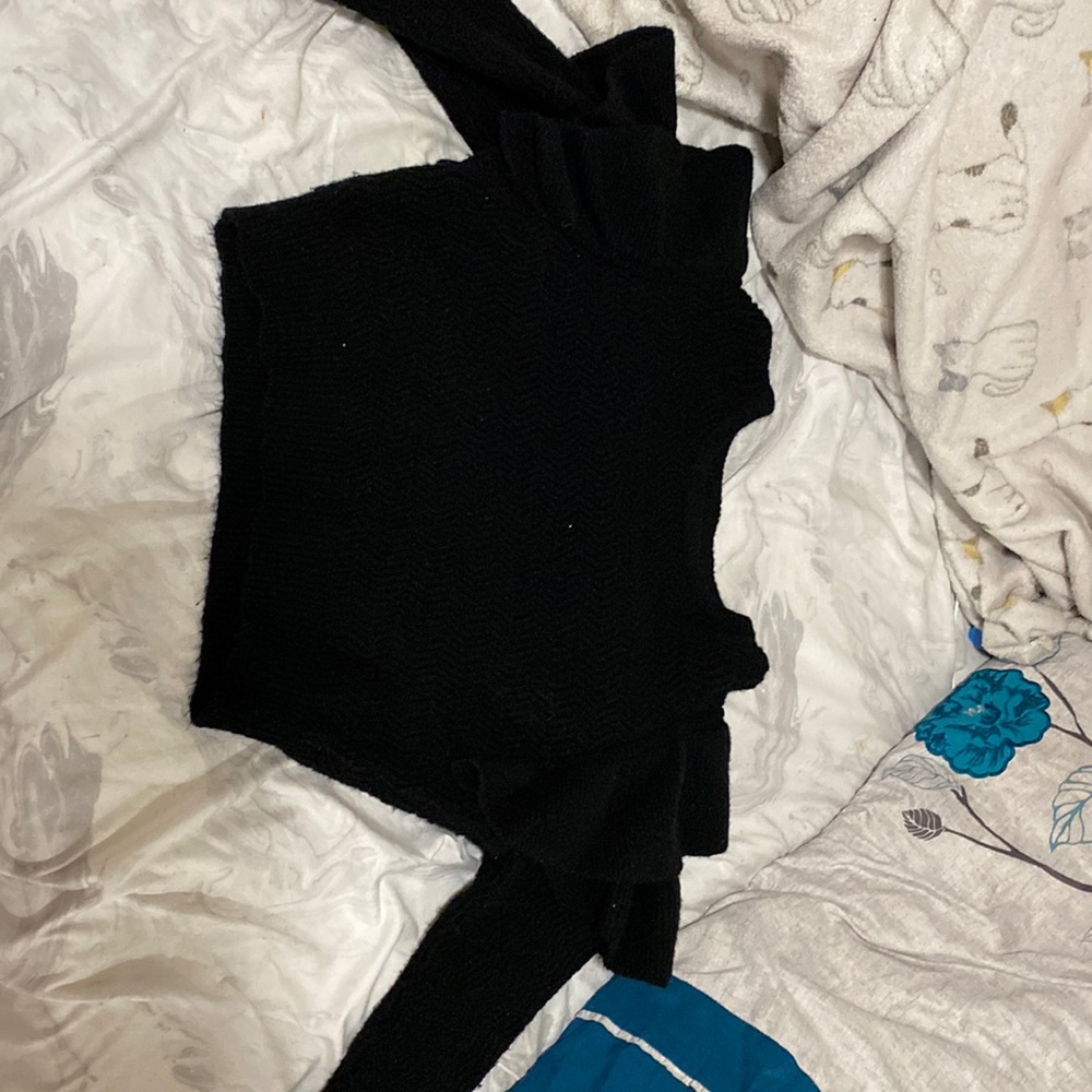 black long sleeves shirt with ruffles on the shoulder